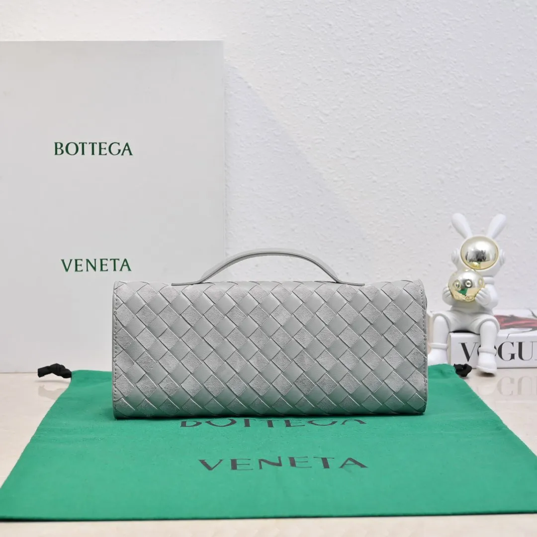 Batch 1360 #Bv New Deerskin Clutch 🎈 The deerskin brown bag with extra points for autumn and winter is so beautiful~🍂 Made of classic woven sheepskin and deerskin, it looks like Maillard for autumn and winter🤎 It can be held by hand, carried by hand or carried under the arm. The metal knot embellishment exudes temperament and nobility~ , equipped with a zipper compartment inside, it is a good companion for your daily life🧑‍❤️‍💋‍🧑, whether you are walking on the red carpet or attending a dinner, it will add a unique charm to you💞 Model: 741511 Size: 31x13x3